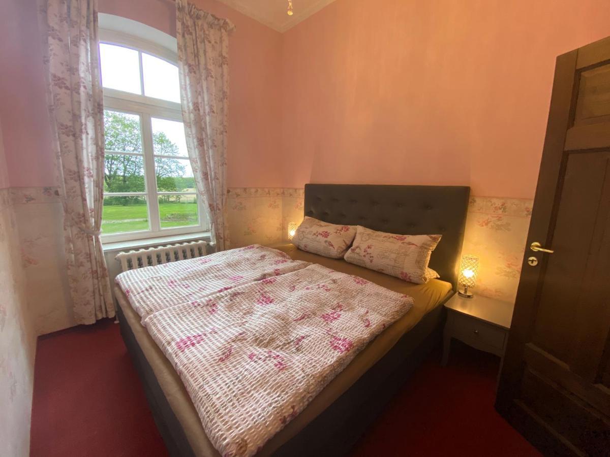 Exklusive Ferienwohnungen Im Gutshaus Viezen Bernitt Esterno foto