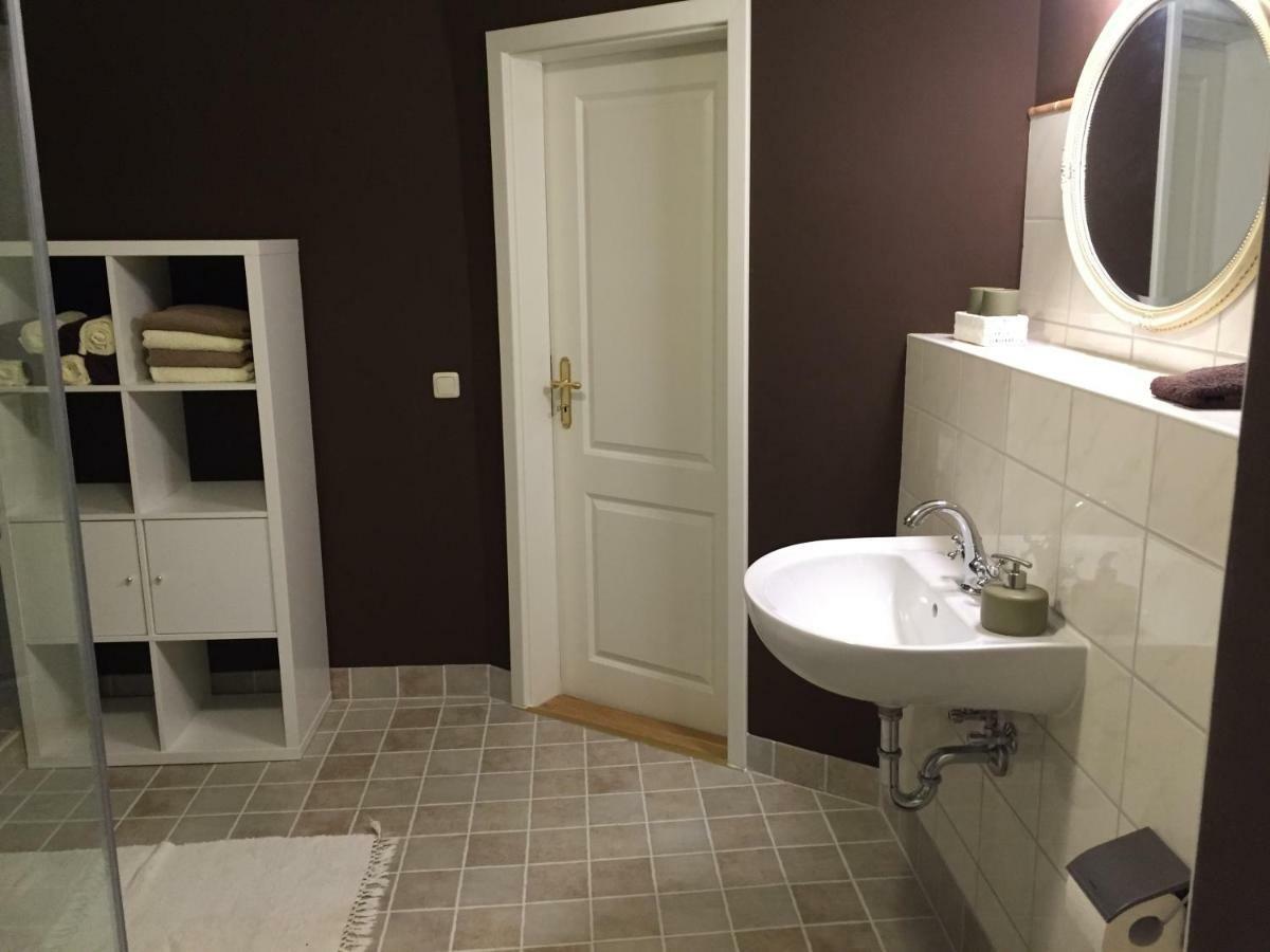 Exklusive Ferienwohnungen Im Gutshaus Viezen Bernitt Esterno foto