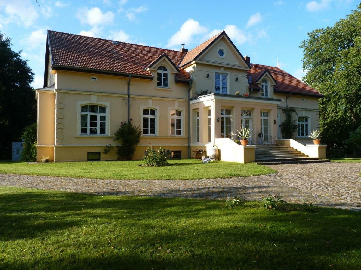 Exklusive Ferienwohnungen Im Gutshaus Viezen Bernitt Esterno foto