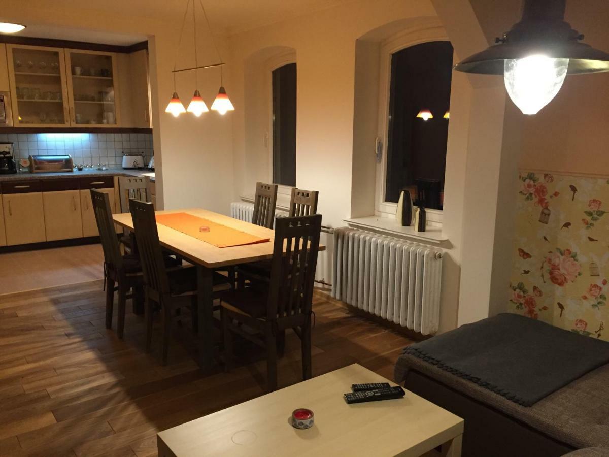 Exklusive Ferienwohnungen Im Gutshaus Viezen Bernitt Esterno foto